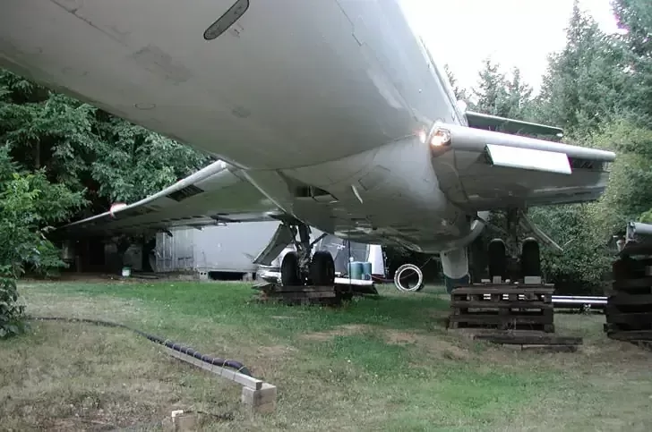Bruce Campbell converted a Boeing 727 200 into a home 2
