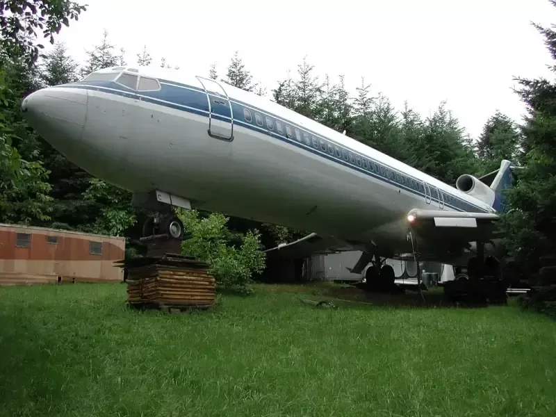 Bruce Campbell converted a Boeing 727 200 into a home 3