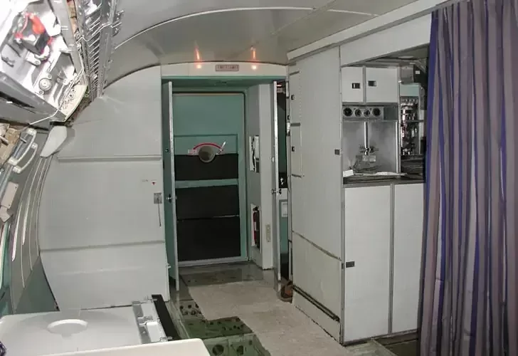 Bruce Campbell converted a Boeing 727 200 into a home 5