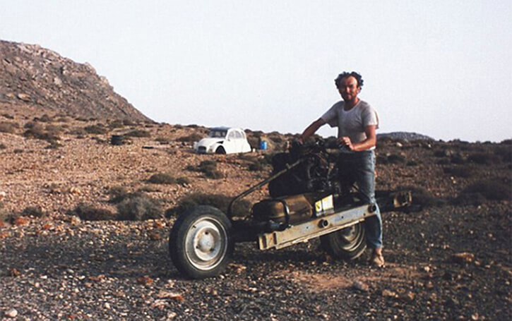 Man Trapped in the Sahara Desert Constructs a Bike From His Broken Down Car to Save His Life 4