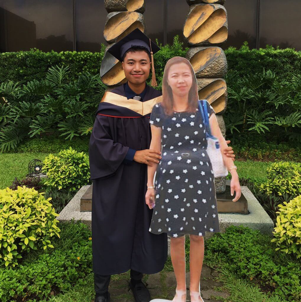Smart guy brings life sized cut out of his late mother to his graduation 1