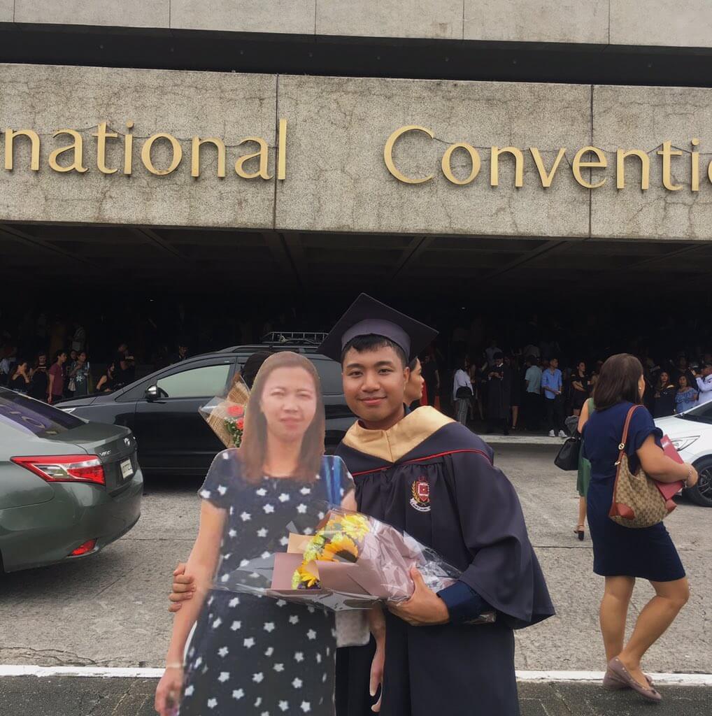 Smart guy brings life sized cut out of his late mother to his graduation 2
