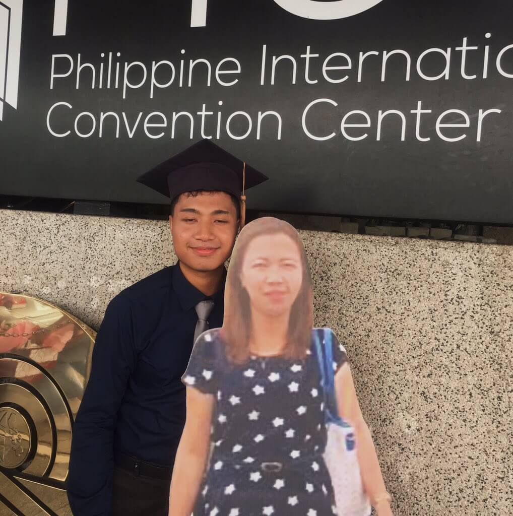 Smart guy brings life sized cut out of his late mother to his graduation 3