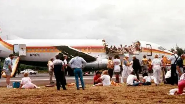 The incredible story of a plane that lost its roof in mid flight 2