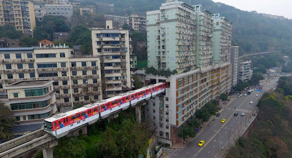A subway in Chongqing passes through a building (images)