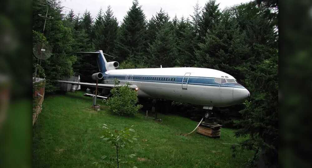 Bruce Campbell converted a Boeing 727-200 into a home