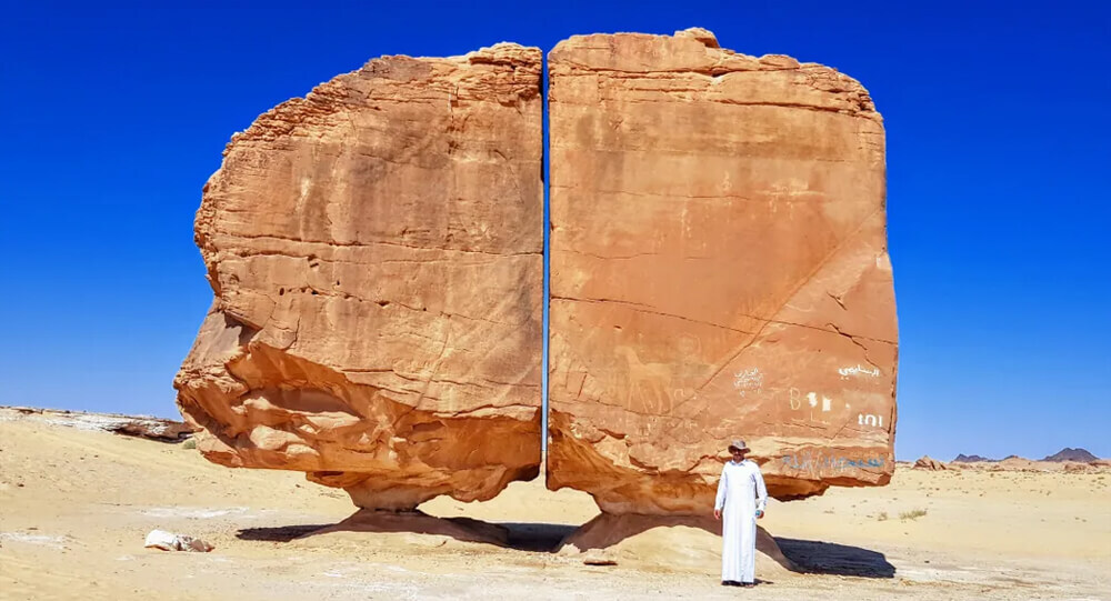 How Were the Two Parts of the Al Naslaa Rock Formation Created?