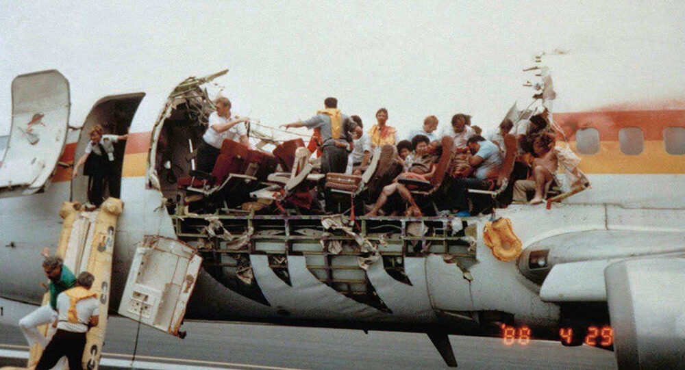 The incredible story of a plane that lost its roof in mid-flight and the light signal that saved 94 lives.