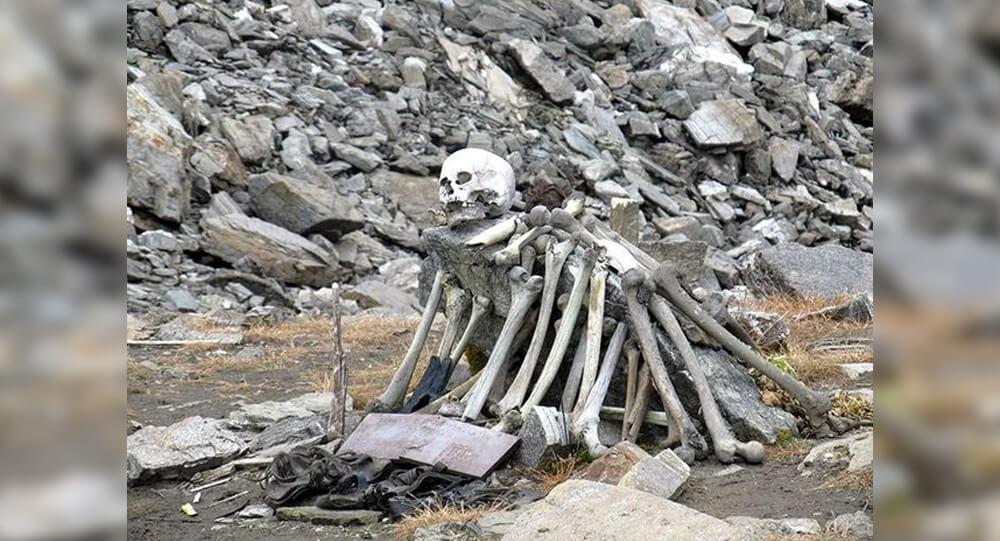 The mystery of India's 'lake of skeletons'